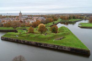 De vestingwerken van Naarden zijn sinds 2016 van Monumentenbezit en UNESCO Werelderfgoed als onderdeel van de Hollandse Waterlinies.