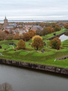 De vestingwerken van Naarden zijn sinds 2016 van Monumentenbezit en UNESCO Werelderfgoed als onderdeel van de Hollandse Waterlinies.