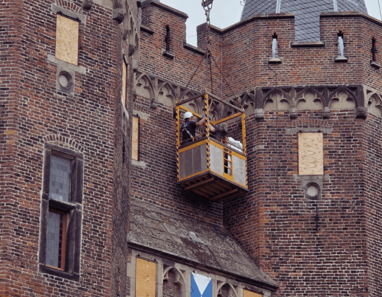 Ramen en luiken terug op hun plek bij de Sassenpoort